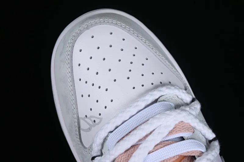All Categories Nk SB Dunk Series Nk SB Dunk Low Low-top sneakers Nk Dunk Low Customized Da Vinci Xingli Flash Wing Simple black, white and gray SB strap low-top casual sneakers CW1590-100